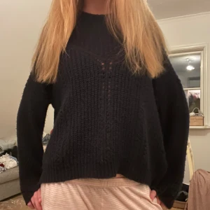 Stickad hoodie - Denna galet snygga stickade hoodie. Använd ändats ett fåtal ggr. 