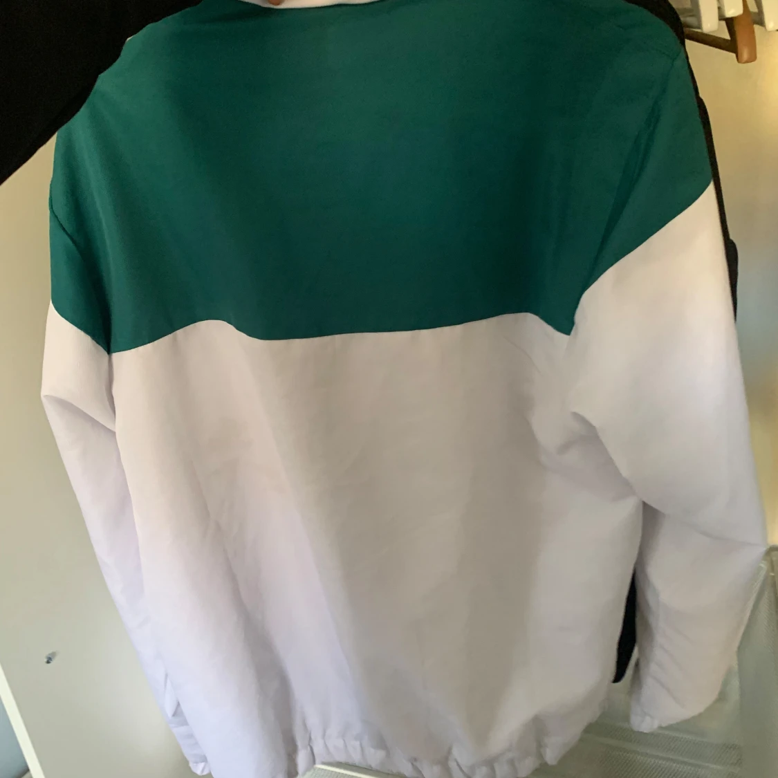 Vit och grön vindjacka från Lacoste - 1