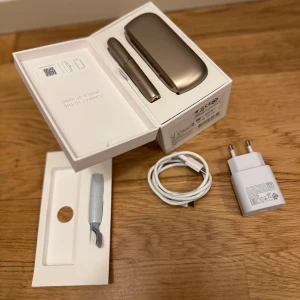 En helt ny IQOS e-cigarett med laddfofral, laddare, kartong och alla tillbehör  - Hej! Säljer en helt ny IQOS e-cigarett med laddfofral, laddare, kartong och alla tillbehör, nypris 999kr säljs för endast 399kr.. Avhämtas i Rissne (Sundbyberg) alternativt skickas med post. Mvh Elliot 