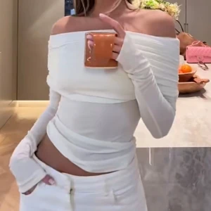 Vit offshoulder topp - Så snygg krämvit offshoulder topp med långa ärmar! Nyskick💗💗Figursydd passform med mina detaljer/veck i sidan. Slutsåld o populär från Gina!