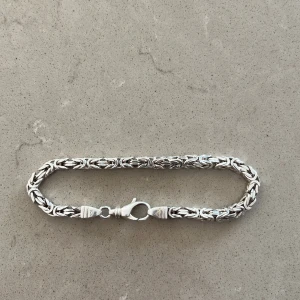 Kejsarlänk. 4 mm bred 19 cm lång - Snyggt silverfärgat armband med en detaljerad flätad design. Armbandet har en robust karbinhake för säker stängning. Köpt för 1500kr. Pris kan diskuteras