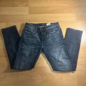 Blå jeans från Jack & Jones - Snygga blå jeans från Jack & Jones i storlek 29/30. De är använda men fortfarande i bra skick (inga defekter) köpte för 500 och säljer nu för 150. Hör av vid frågor!🙌