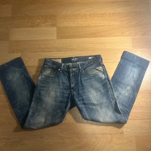 Replay Jeans - Säljer ett par snygga blå jeans från Replay. De har en normal passform och är tillverkade i slitstarkt denim. De är i nyskick och knappt använda. Säljer dessa för 400. Hör av vid frågor!🙌