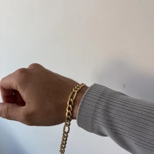Guld armband - Snyggt äkta guld armband i figaro. Perfekt för att ge en stilren touch till din outfit. Armbandet väger över 11gram.