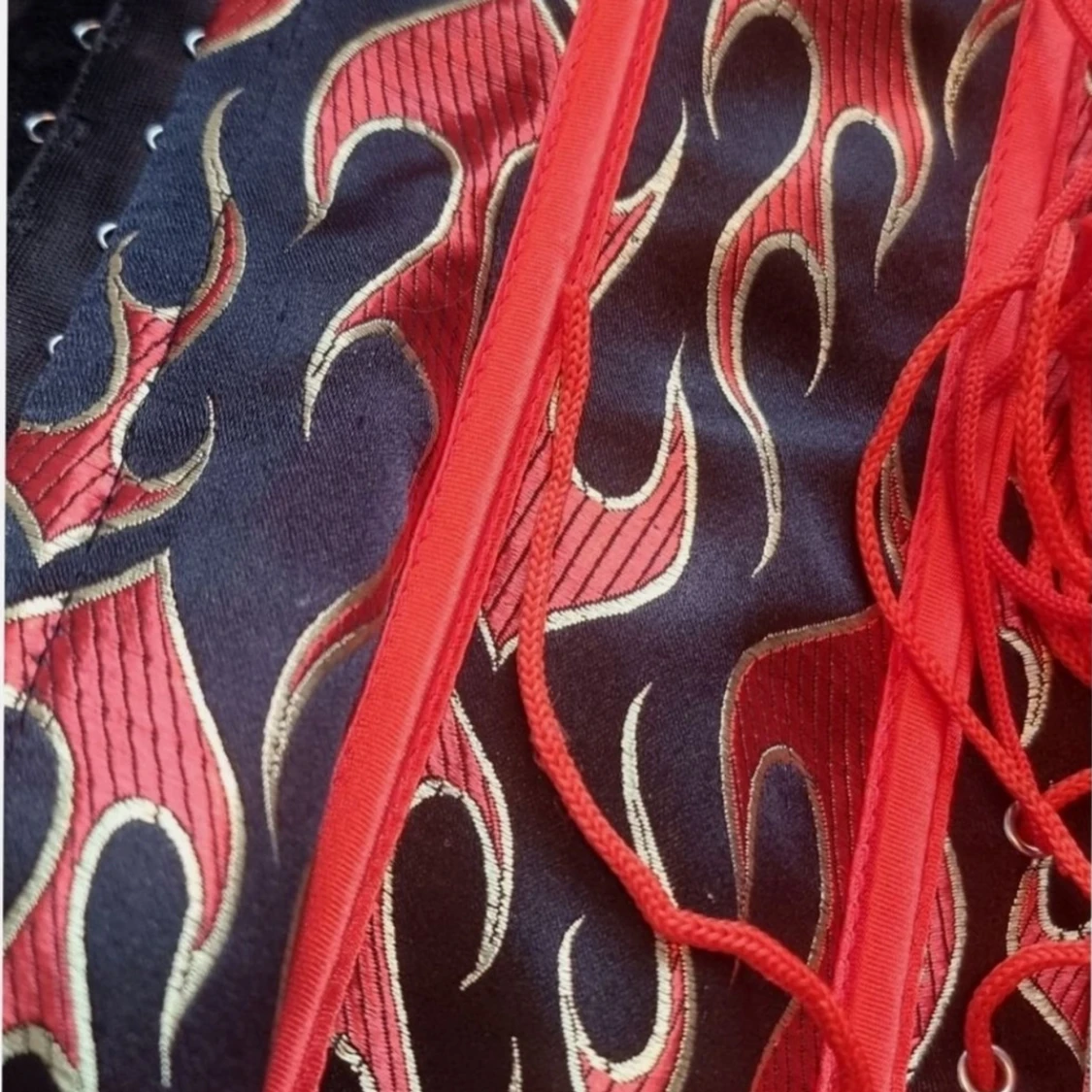 Svart korsett med eldflammor - 3