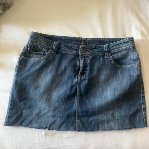 Minikjol - Jeanskjol. Knappt använd. Superfin me unika detaljer 💗Lappen säger storlek 44 men jag skulle mer säga 40-42. Jag brukar ha 40 i jeans, denna är dock för stor för mig. 