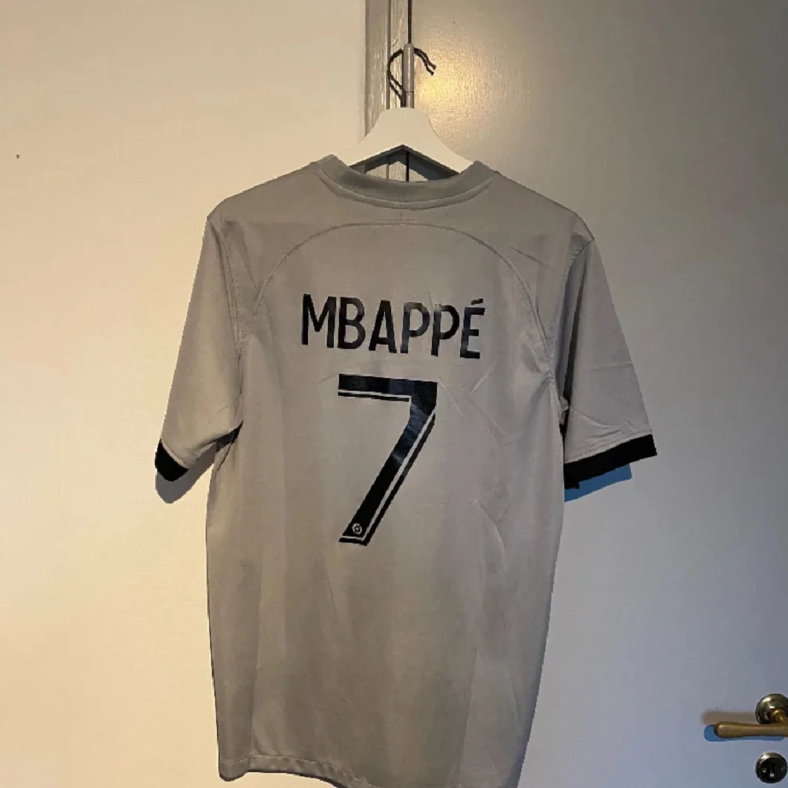 Grå PSG fotbollströja med Mbappé 7 - 1