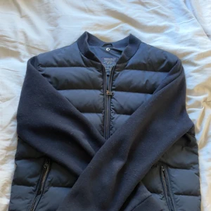 Woolrich cardigan jacka - Säljer min mörkblåa woolrich cardiganjacka inför sommaren storlek L i bra skick liten deflektion vid dragkedjan annars i bra skick || nypris 5000! ||