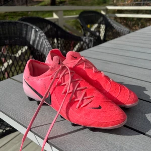 Nike Phantom GX fotbollsskor - Säljer mina Nike phantom GX, original pris 1995kr säljer för 300🥰 Mindre tecken på användning kom privat för mer bilder😊