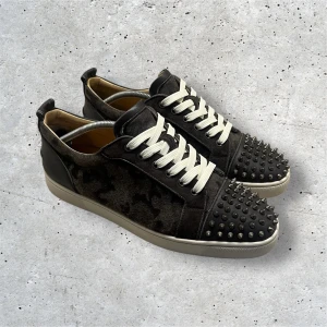 Christian Louboutin | 44,5 - Camo loubs i nyskick - väldigt sällsynt och snygg färg - skick: 9,5/10 - nypris +8000kr - medföljer endast skor - skulle även passa storlek 45 - skriv vid frågor eller funderingar🙏