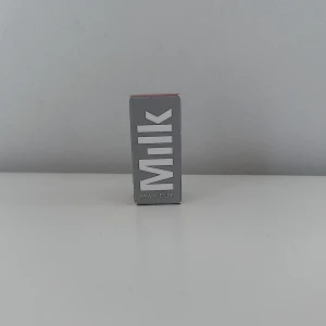 Milk Makeup Lip + Blush Stick 🩶🤍🩷 - Milk Makeup lip + blush stick i färgen ”WERK” som jag fått men som aldrig kommer till användning. Nypris 279kr! FÖRST TILL KVARN!🩷🤍🩶(BUNDLERABATT VID KÖP AV FLER ARTIKLAR!)
