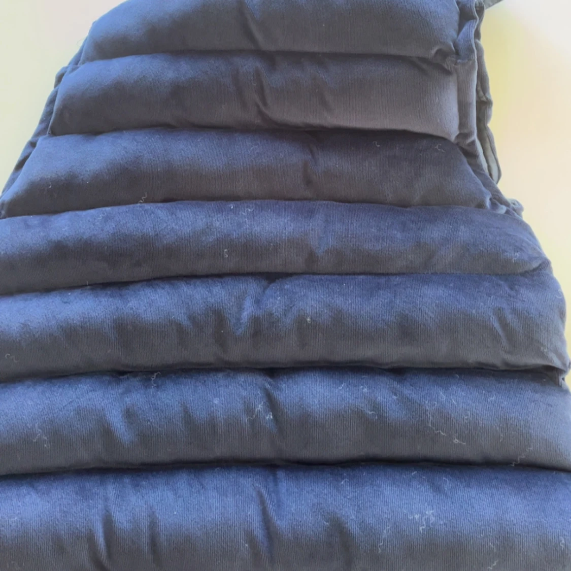 Mörkblå mockaväst med huva - 1