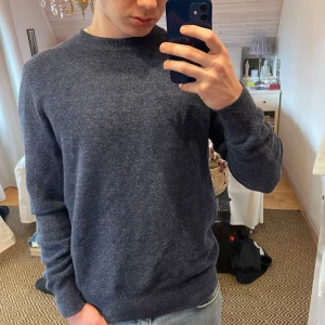 Helt ny stickad tröja från J. Lindeberg - Stickad tröja från J. Lindeberg i helt nytt skick, aldrig använd. Storlek L. 