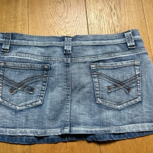 Jeanskjol från Joni - Stl 14. Har inga bilder på då den är för stor för mig. Kommer ej svara på låga bud