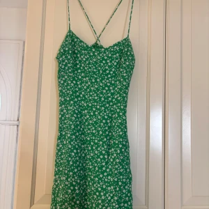 Grön blommig klänning från Zara - Säljer denna söta miniklänning från Zara! 💚💚