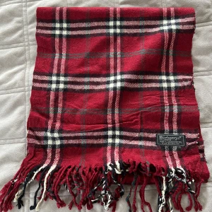 Burberry halsduk röd  - Röd burberry rätt så bra skick 8/10 och andvänd några gånger inte så mycket 