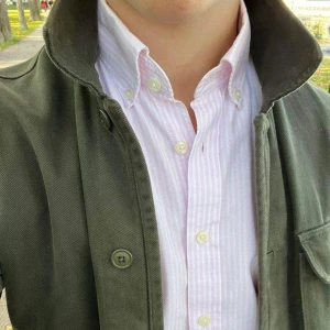 💫A Day's March overshirt💫 - Hej! Säljer en stilren mörkgrön overshirt från A Day's March. Perfekt för lager-på-lager under hösten eller våren. Den har en klassisk krage och knappar framtill. Passar både till vardags och lite mer uppklädda tillfällen. Skön och enkel att matcha med andra plagg. 💫🤩