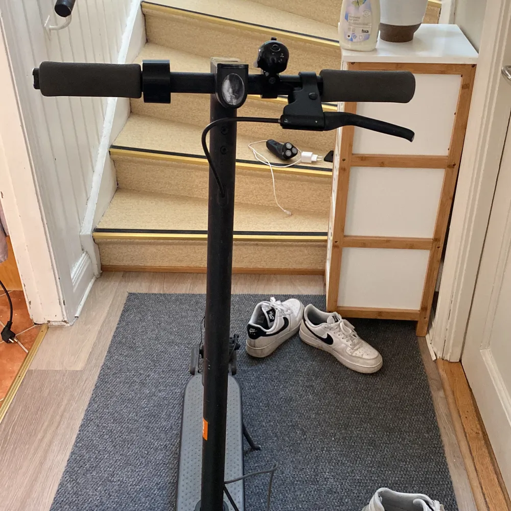 En svart El Scooter från Mi.com. Org pris 2900 El scootern har lite repor och även en sprucken skärm men funkar fint endå! Den toppar 29 km i timmen med en helt ok batteritid, funkar perfekt till sommaren och för att ta sig fram i vardagen. Laddnings sladd tillkommer! Köp 4 Pepsi Max flak får ni den gratis UPPHÄMTING I BORÅS Mer Info i DM! . Muu.