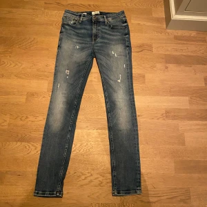 Jack and Jones jeans  - Säljer ett par riktigt feta jeans. Jeansen är ifrån Jack and Jones och har en riktigt schysst design med några slitningar. Dem är i mycket bra kvalitet och är knappt använda, bara att höra av sig vid frågor🔥🙌