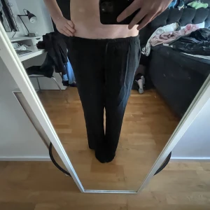 Svarta linnebyxor  - Säljer ett par svarta linnebyxor. Byxorna har en loose passform.