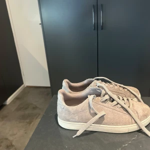 Grisch skor  - Snygga grå Grisch/Stockholms Stil sneakers från Selected Homme med snörning och rund tå. Perfekta för en avslappnad stil. Sulan är vit och ger en fin kontrast till den grå. ovandelen. Nypris ligger på 1200 kr och dessa är använda ytterst sparsamt. Hör gärna av er vid funderingar!