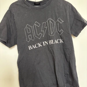 Svart AC/DC t-shirt från Cotton On - Säljer en cool svart AC/DC t-shirt i storlek S. Säljer då den inte kommit till användning.