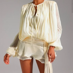 Festklänning - Säljer denna såååå snygga klänningen från Bella Barnett!! Helt ny med prislapp🤍(endast testad) Storlek S. Väldigt populär🥰Kostar 950kr nypris + frakt och lång leveranstid…