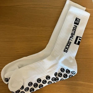 Oanvända vita gripsocks för fotboll - Säljer ett par helt nya och oanvända vita gripsocks. Perfekta för fotbollsträning eller match. Storlek one size. Kan hämtas i Vallentuna.
