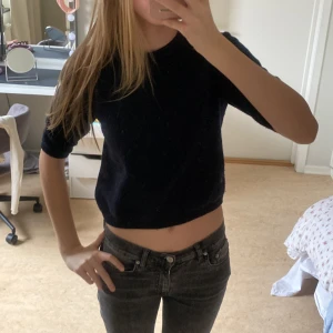 Mörkblå  croppad tröja - Säljer en stilren croppad tröja med korta ärmar.Den är M men passar mig som brukar ha Xs( beror på hur du vill att den sitter)