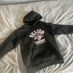 Svart hoodie med tryck - Säljer en svart hoodie med tryck på framsidan i storlek M