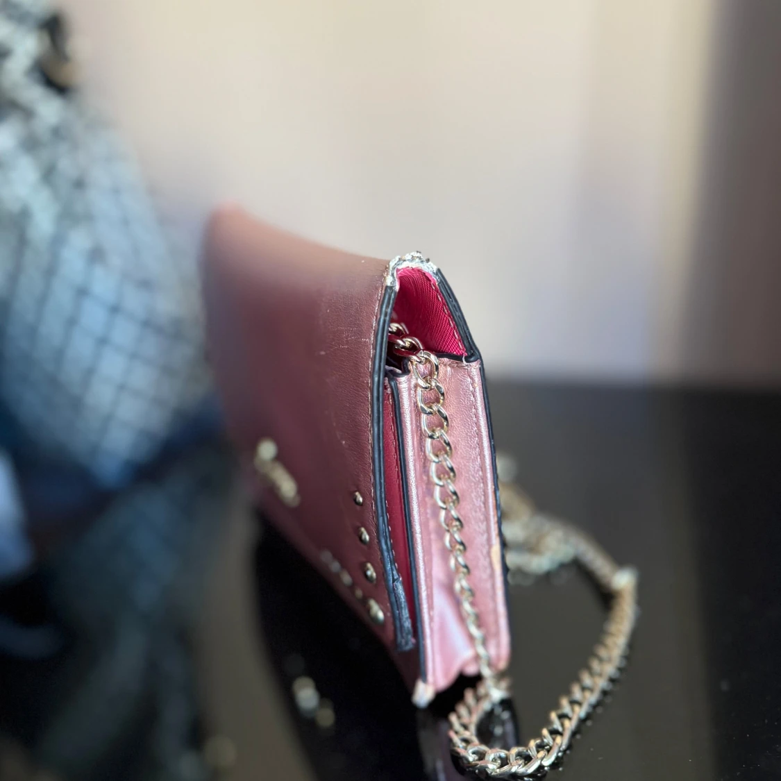 Rosa axelväska från Guess - 2