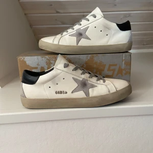 Golden goose - Säljer Golden goose i storlek 44. Skorna är lite använda men nästan som ny skick. Sko box medkommer. Obs inte org1nal. 