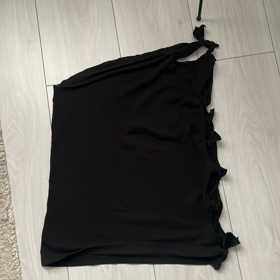 Svart oneshoulder topp med rosetter