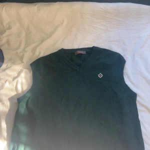 Morris slipover - Snygg Morris slipover, perfekt inför golf säsongen och om du är allmänt grisch. helt oanvänd.