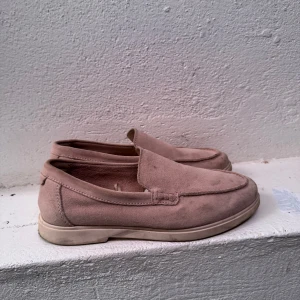 Beige mockaloafers - Säljer ett par stilrena beige loafers i mocka från Zara storleken är 42 men passar 41 oxå nypris är 700 kr