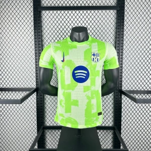 Grön fotbollströja från Nike - OBS!! Finns i alla storlekar och färger skriv till mig vid andra önskemål! Snygg grön fotbollströja med FC Barcelonas klubbmärke och sponsorloggor 2024/25. Tröjan har ett unikt mönster och korta ärmar.
