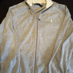 Ralph lauren zip hoodie - Hej säljer nu min zip hoodie från Ralph lauren. Hoodien är riktigt stilig med zip utan luva, passar perfekt nu till våren. Priset är inte hugget i sten. Vid frågor eller funderingar är det bara att skriva🙏❤️
