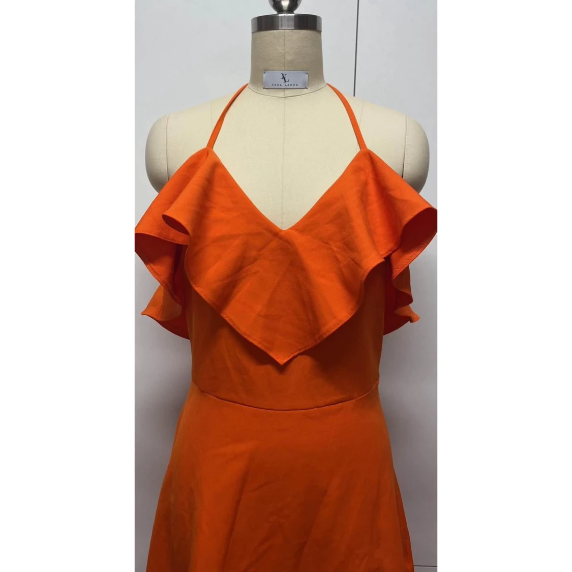 Orange klänning med volangdetalj - 2