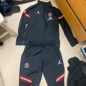 Psg Tracksuit  - Säljer detta feta setet som är perfekt nu för sommaren, träningar, lite allt möjligt. Säljs eftersom att den inte passar mig längre. Den är i storlek M men funkar för er som har S också. 