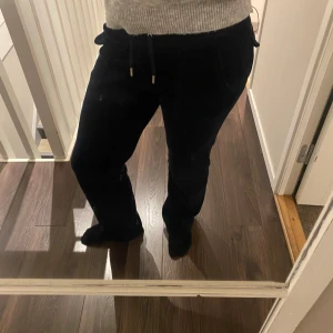 Mörkblåa juicy byxor - Säljer ett par mörkblåa mjukisbyxor från juicy couture. Byxorna har en normal passform och är perfekta för en avslappnad stil. Dom är i storlek Xs, passar mig som är cirka 166 cm lång. Dom är i väldigt fint skick🩷