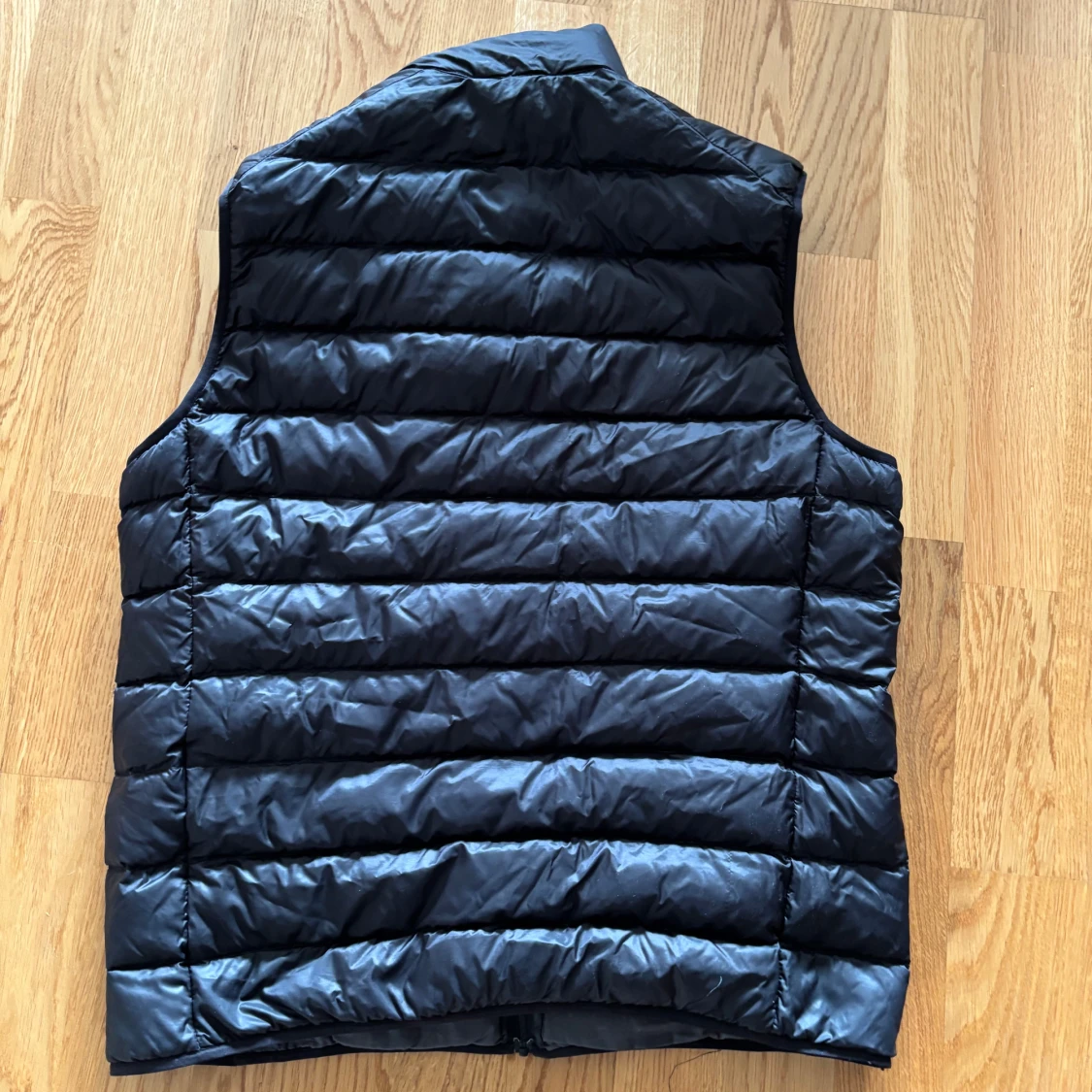 Svart dunväst från Uniqlo - 1