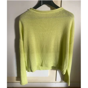 Limegul stickad tröja - Säljer en stickad tröja i en härlig limegul färg med långa ärmar💛💚 Lappen är bortklippt, men skulle säga att den är som en XS. Använd ganska mycket, men i väldigt bra skick. Bara att skriva om ni har frågor eller vill ha fler bilder🥰