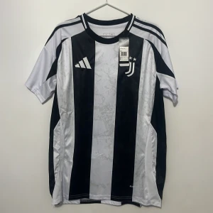 Juventus tröja 24/25 - Snygg hemma tröja från Juventus 24/25 i storlek L. Helt ny då tags fortfarande sitter kvar. Pris kan diskuteras.