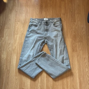 Gråa jeans från Jack & Jones  - Säljer ett par gråa jeans från Jack & jones. Mycket bra skick överlag men har ett hål i en av bakfickorna. Om någon är bra på att laga sådana hål så kan dessa jeans vara intressanta(kolla på bild 5)