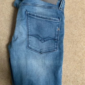 Replay Anbass ljusblå  - Snygga blå jeans från Replay (anbass). Byxorna är så gott som oanvända och vi väldigt gott sick (10/10) storleken är W31 L32. Mer bilder på byxorna finns skriv ett meddelande vid frågor. Pris kan diskuteras vid snabb affär.
