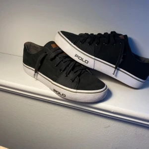 Svarta sneakers från Polo - Snygga svarta sneakers från Polo Ralph lauren. Storlek 41. Nypris 1000kr. Kontakta vid funderingar.