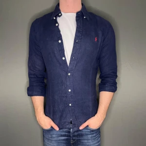 Ralph lauren linnen skjorta - Hej säljer nu min fina Ralph lauren linnen skjorta i storlek M. Den är i nyskick och kommer vara otroligt snygg nu i vår och framåt sommaren. Nypris cirka 2100kr! Vi kommer att sälja liknande produkter nu i vår och närmare sommar så glöm inte följa profilen!🌊🍾
