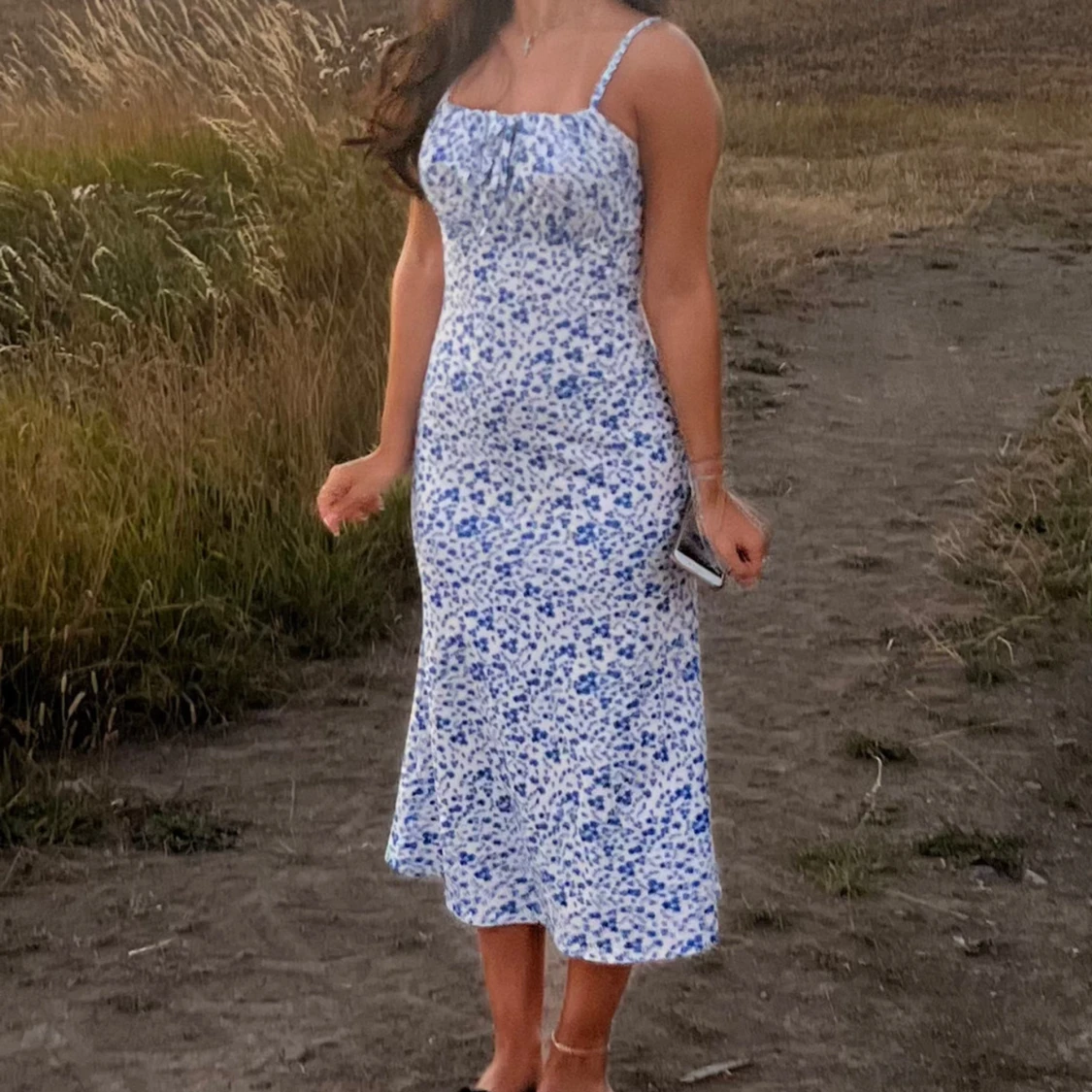 Blåvit blommig klänning