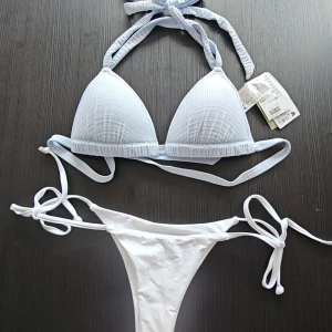 Ny bikini  - Helt ny bikini med prislapp kvar, toppen ljusblå i storlek 40 från H&M och underdelen lågmidjade (beroende på vart man sätter den) vit i storlek 36, lappen har jag klippt av trots att dem är oanvända! Underdelen är inte genomskinlig heller då det är typ trippel tyg, jätte skönt! 🦭🙏🏻🩶🪸🐚