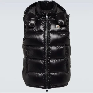 MONCLER VÄST - Snygg moncler väst som är perfekt nu för våren och sommaren. Tags, dustbag finns med dessutom funkar NFC och qr koden. Kan gå ner lite i pris vid en snabb affär